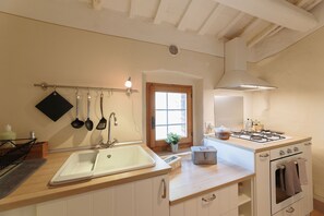 Een koelkast, een oven, een kookplaat, een koffiezetapparaat/waterkoker