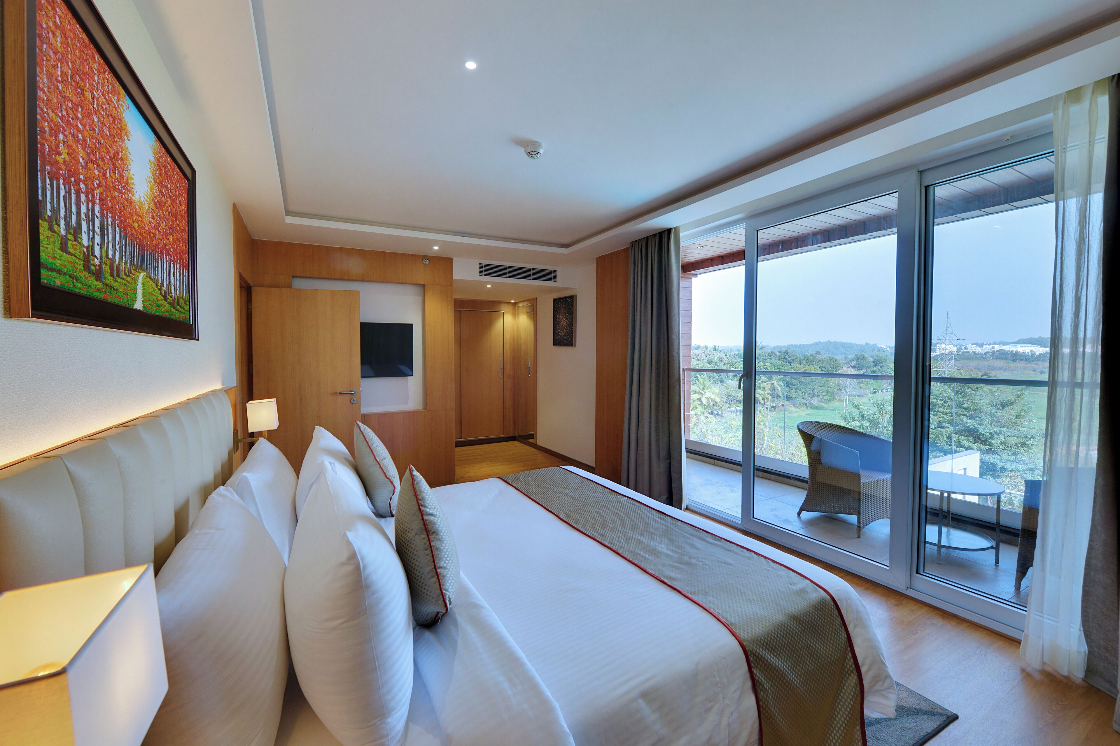 Suite | Peti besi dalam bilik, dilengkapkan perabot secara berasingan, meja 