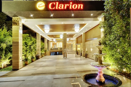 Fachada de la propiedad. Clarion Hotel Bangalore