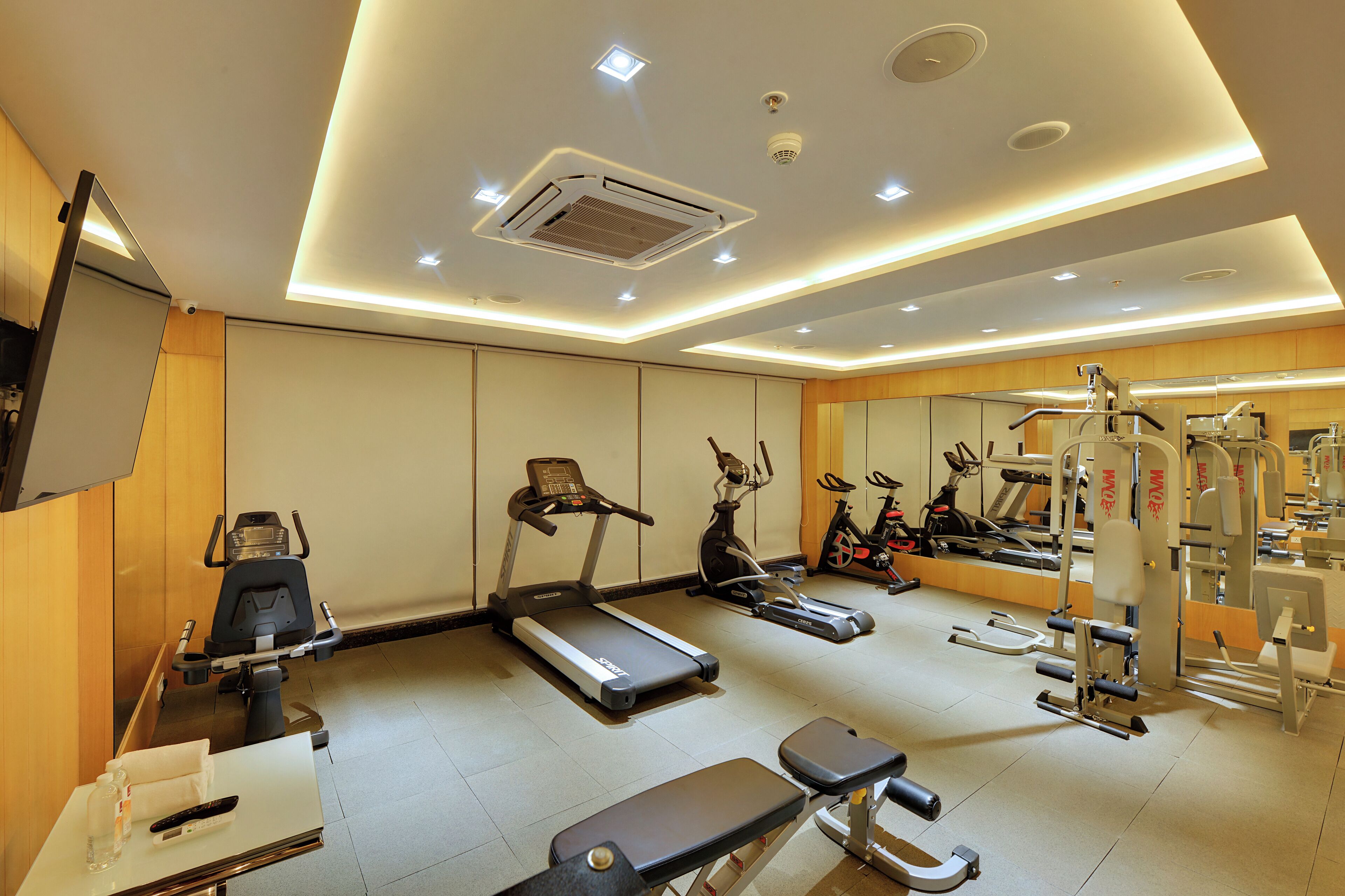 Ein Fitnessstudio mit Laufbändern, Ergometer und Krafttrainingsgeräten.