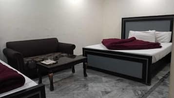 Triple Room | Laptop workspace, free WiFi