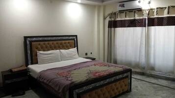 Deluxe Room | Laptop workspace, free WiFi