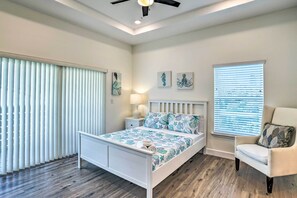 2 bedrooms, iron/ironing board, travel cot, WiFi - Family-Friendly Tampa Home < 3 Mi to Ocean! (Tampa)