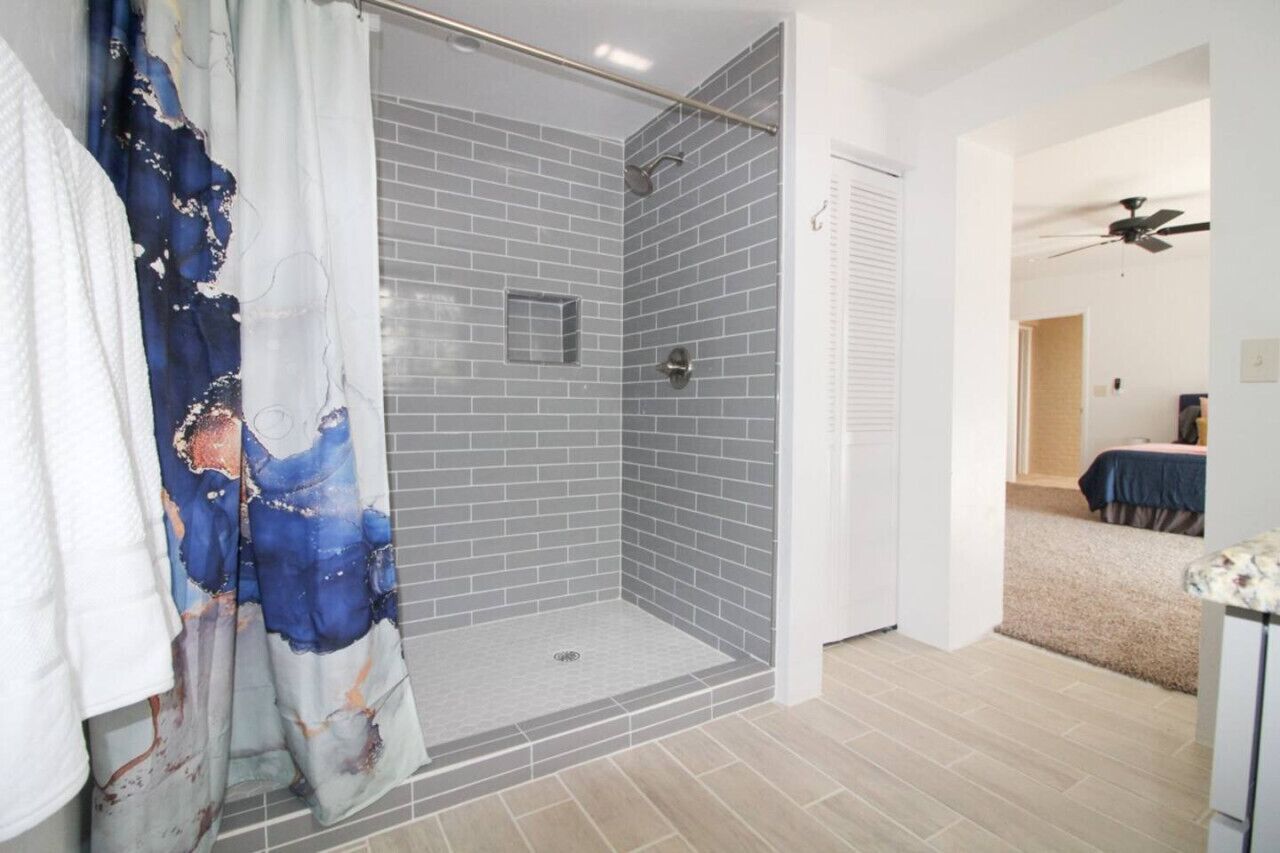 3 slaapkamers, een bureau, een strijkplank/strijkijzer, reisbedje