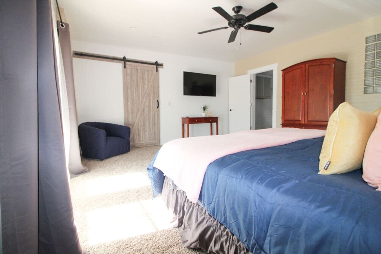 3 habitaciones, escritorio y tabla de planchar con plancha 