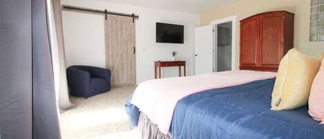 3 habitaciones, escritorio y tabla de planchar con plancha