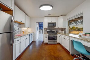 Fridge, microwave, oven, stovetop - Reid Park & Zoo / Remodeled / Golf / 3 BR 2 BA (Tucson)