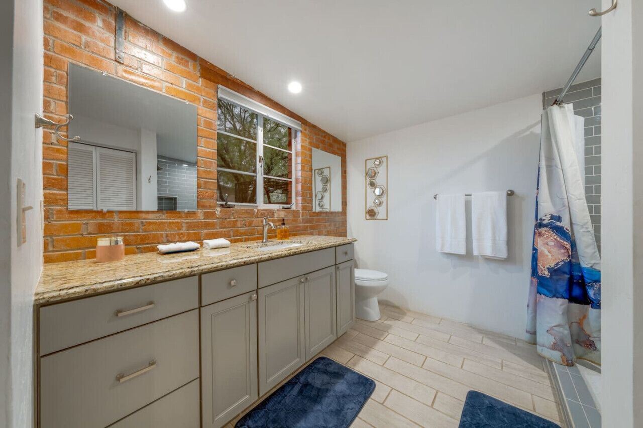 Combined shower/bathtub, hair dryer, towels