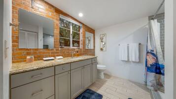 Combined shower/bathtub, hair dryer, towels