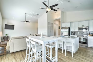 Fridge, microwave, stovetop, dishwasher