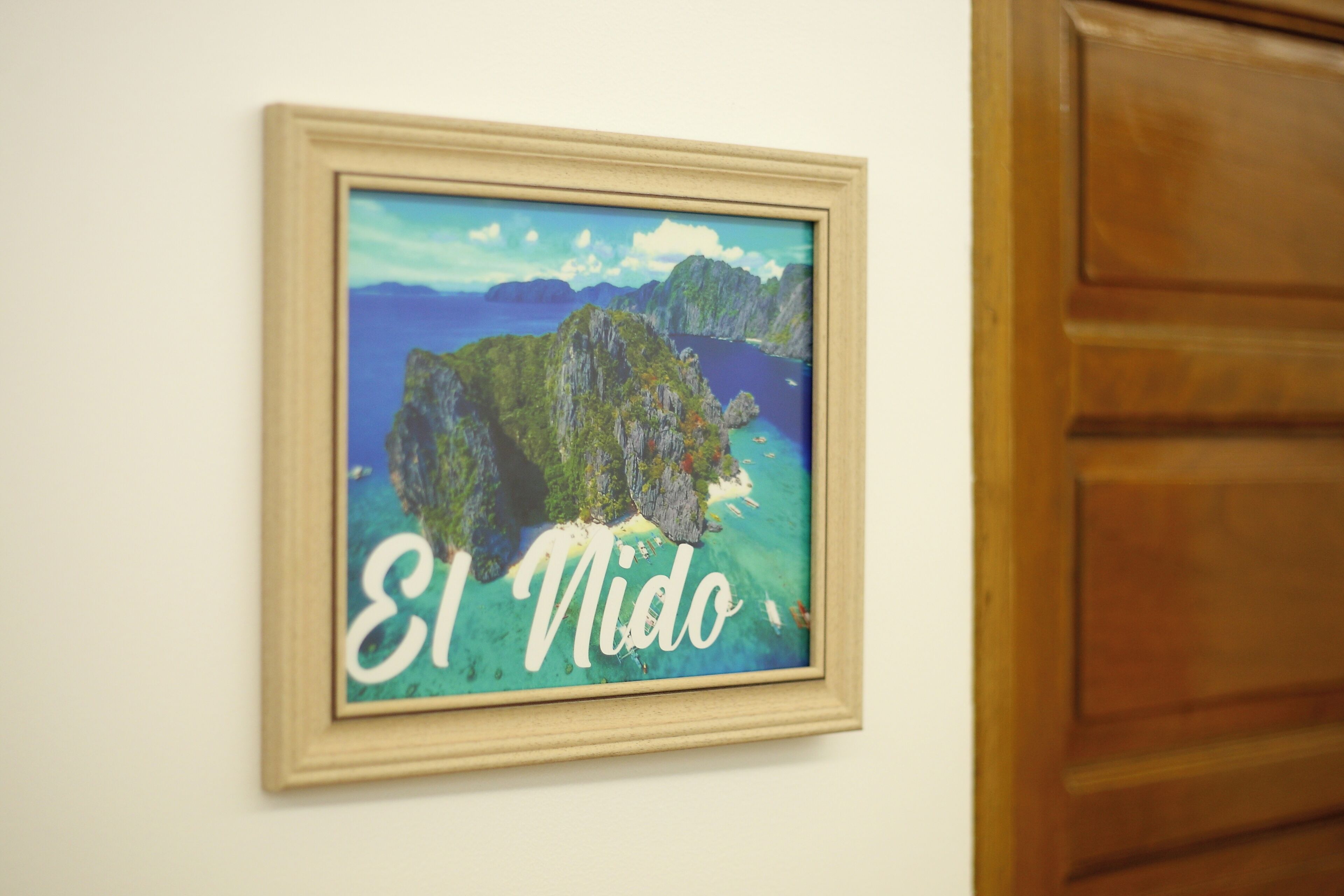 Ein gerahmtes Bild von El Nido an einer Wand.