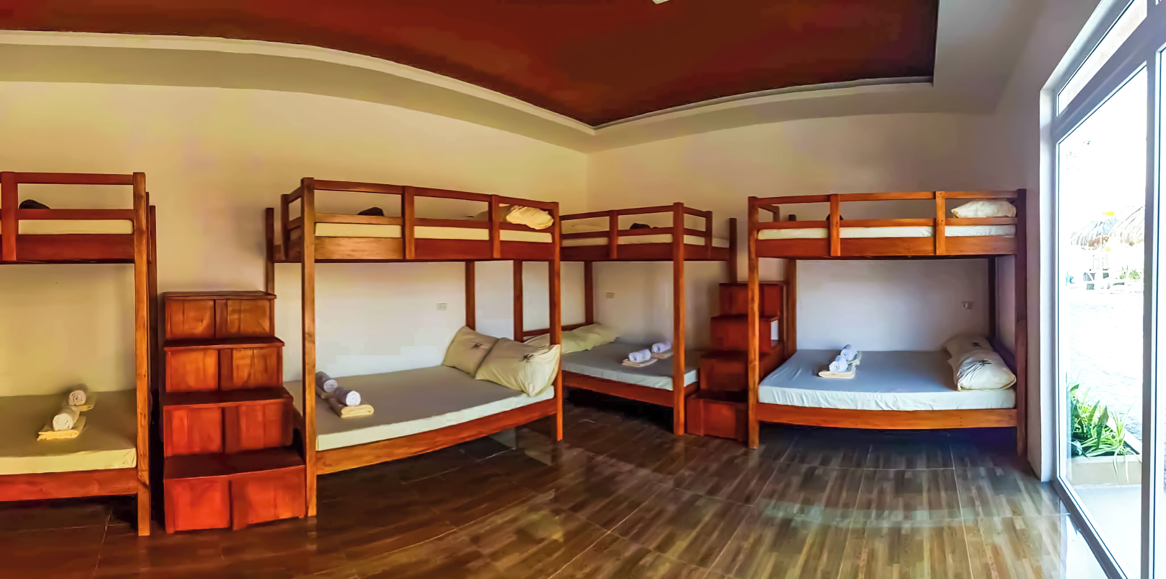 Dormitorio compartido familiar, varias camas, aire acondicionado, vista al patio | Decoración personalizada, insonorización, wifi gratis y ropa de cama 