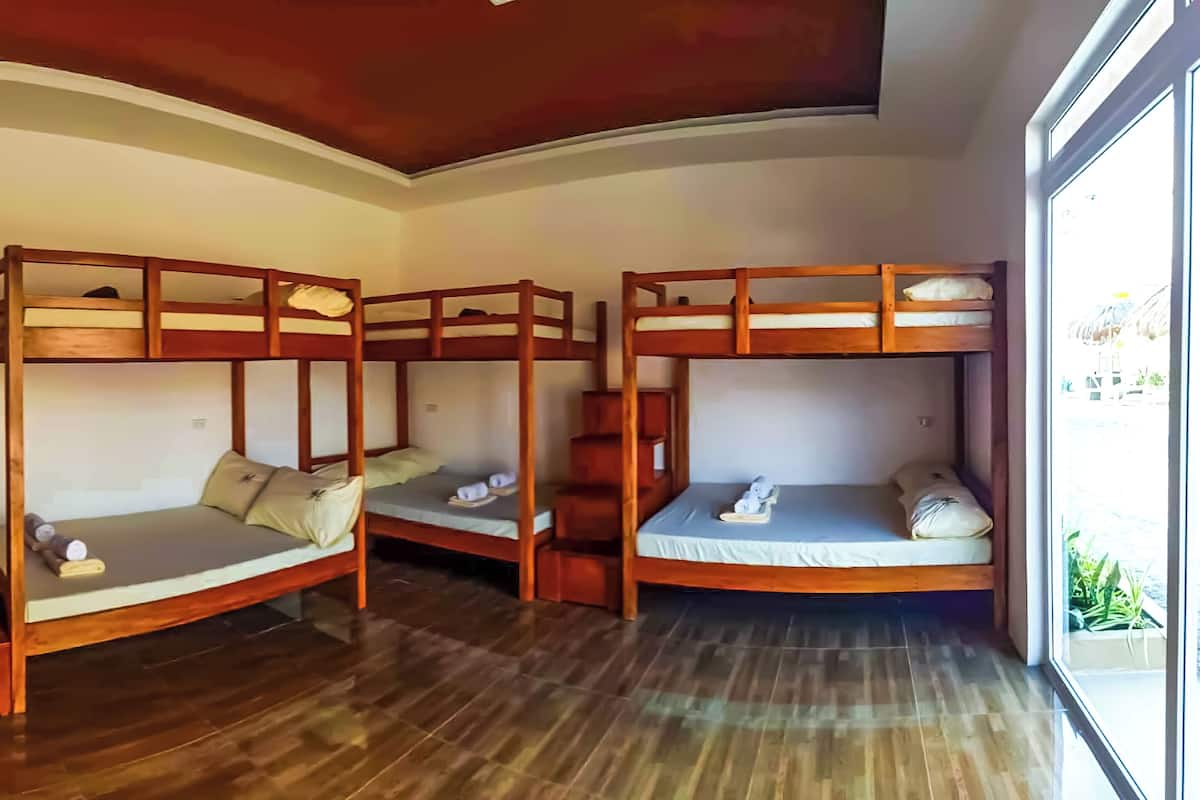 Dormitorio compartido familiar, varias camas, aire acondicionado, vista al patio | Decoración personalizada, insonorización, wifi gratis y ropa de cama