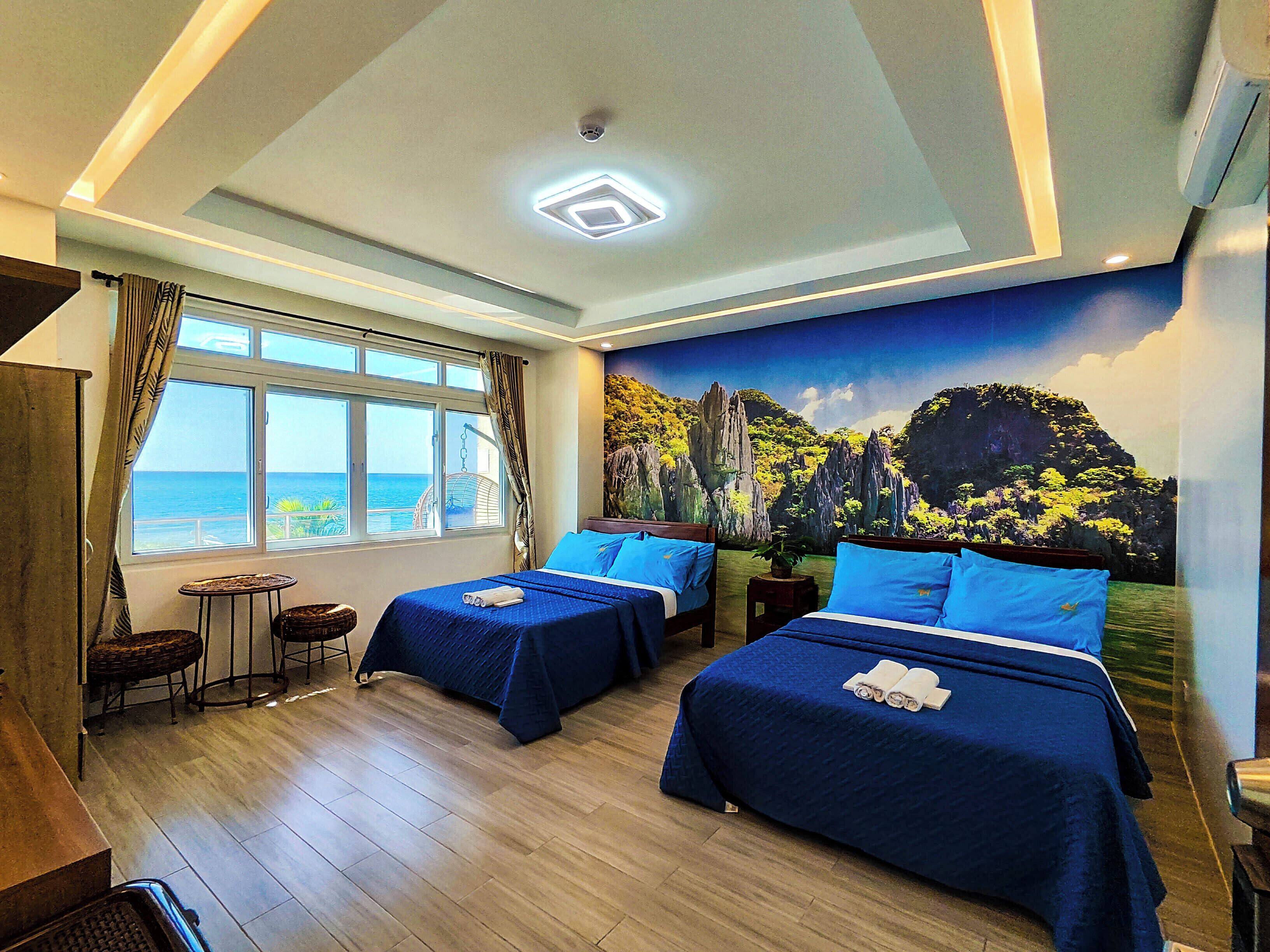 Habitación cuádruple Deluxe, 2 camas matrimoniales, aire acondicionado, vista al mar | Decoración personalizada, insonorización, wifi gratis y ropa de cama 
