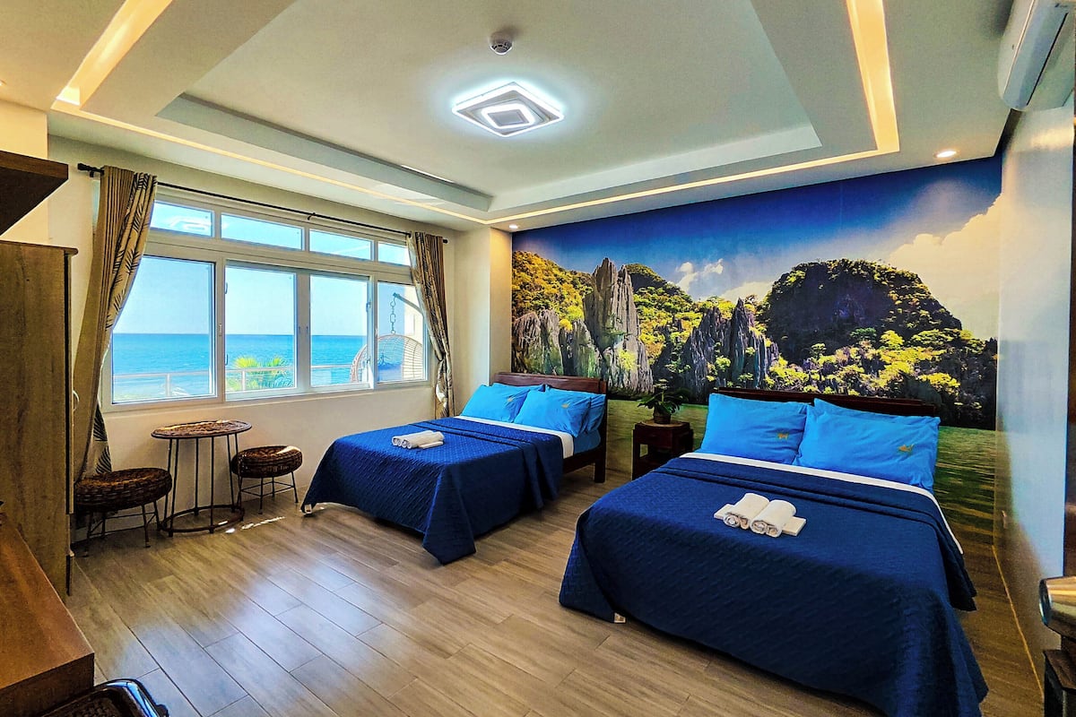 Habitación cuádruple Deluxe, 2 camas matrimoniales, aire acondicionado, vista al mar | Decoración personalizada, insonorización, wifi gratis y ropa de cama