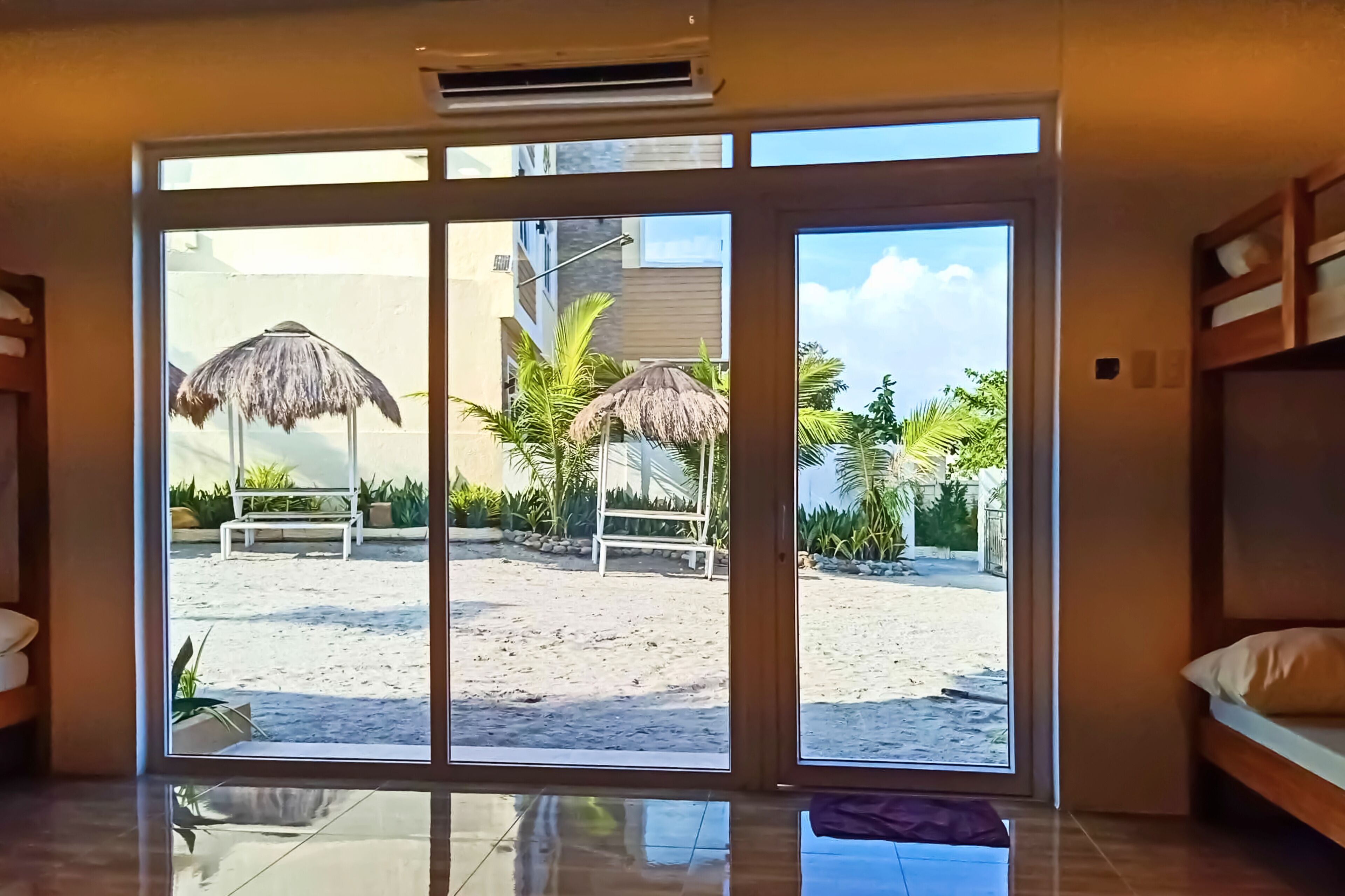 Dormitorio compartido familiar, varias camas, aire acondicionado, vista al patio | Decoración personalizada, insonorización, wifi gratis y ropa de cama 