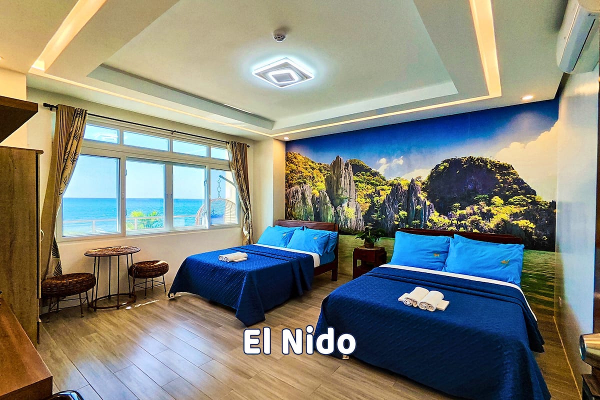 Habitación cuÔdruple Deluxe, 2 camas matrimoniales, aire acondicionado, vista al mar | Decoración personalizada, insonorización, wifi gratis y ropa de cama
