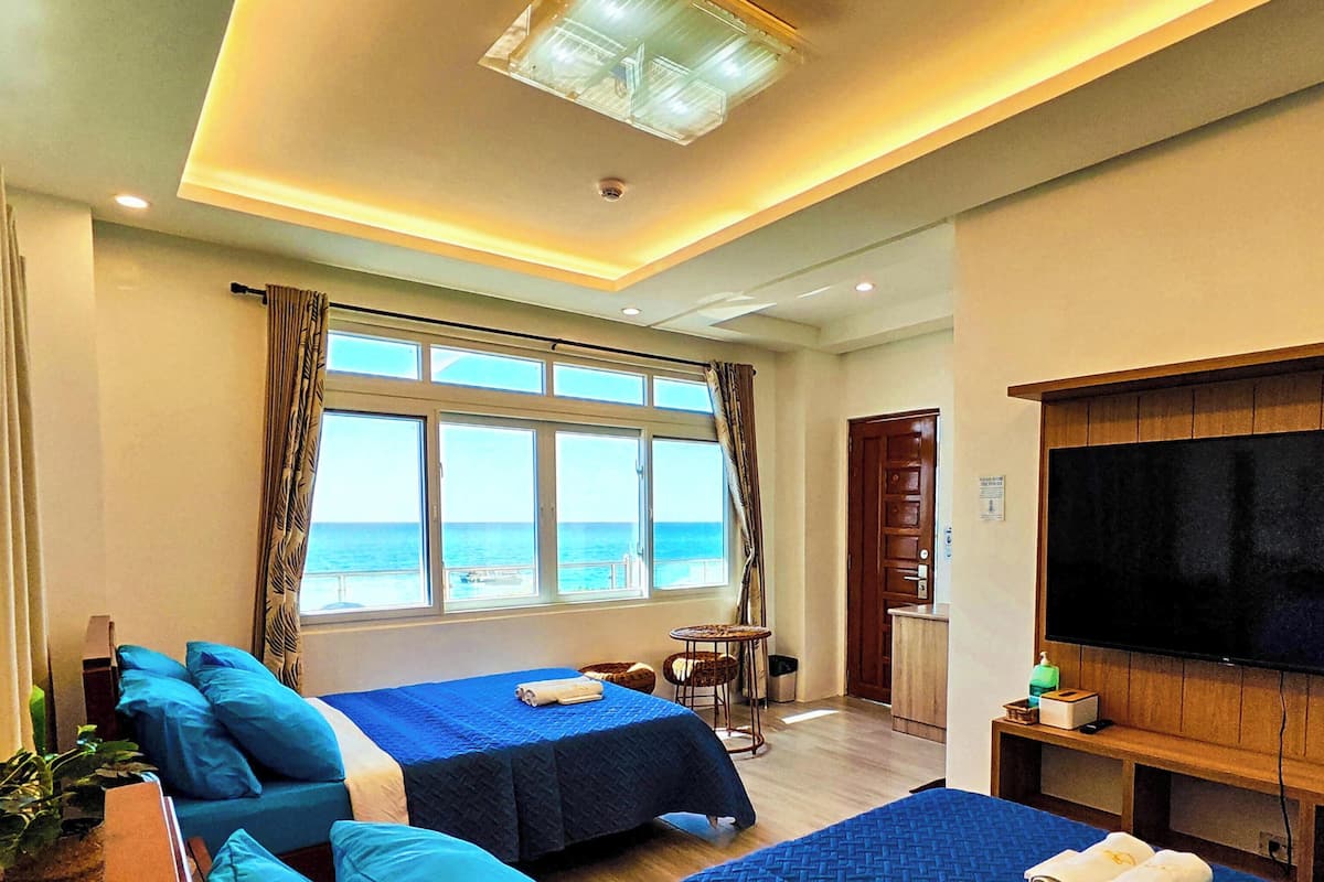 Chambre quadruple Deluxe, 2 lits doubles, climatisation, vue sur la mer | DĂ©cor unique, systĂšme dâinsonorisation, accĂšs au Wi-Fi (inclus)