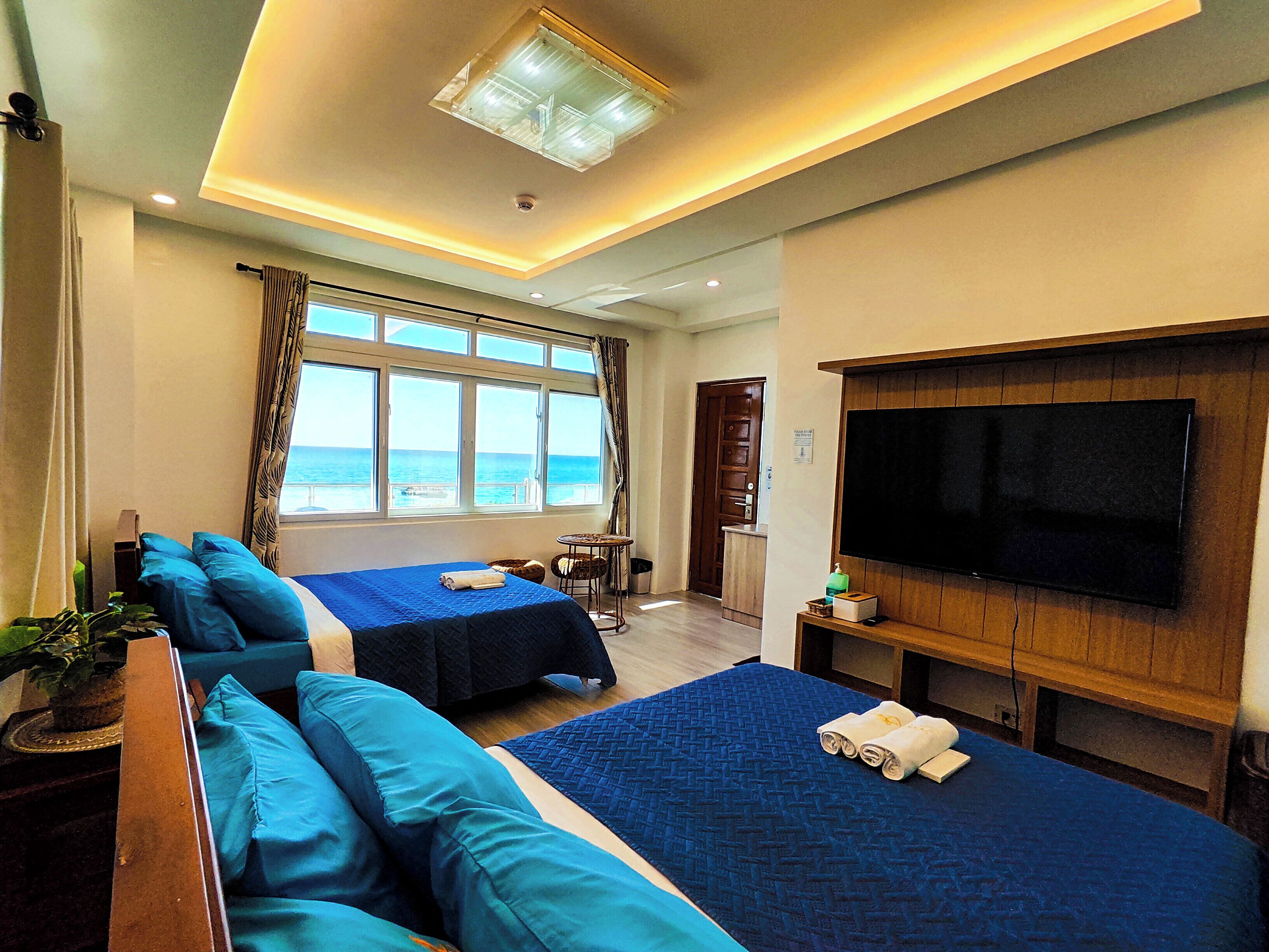 Habitación cuádruple Deluxe, 2 camas matrimoniales, aire acondicionado, vista al mar | Decoración personalizada, insonorización, wifi gratis y ropa de cama 