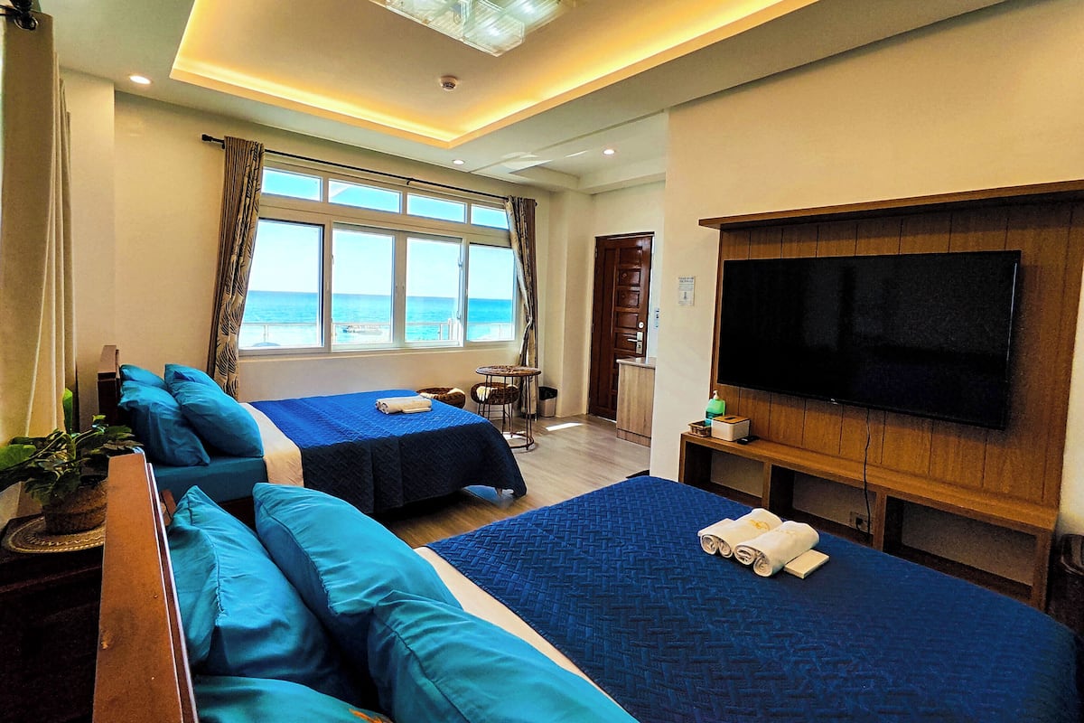 Habitación cuádruple Deluxe, 2 camas matrimoniales, aire acondicionado, vista al mar | Decoración personalizada, insonorización, wifi gratis y ropa de cama