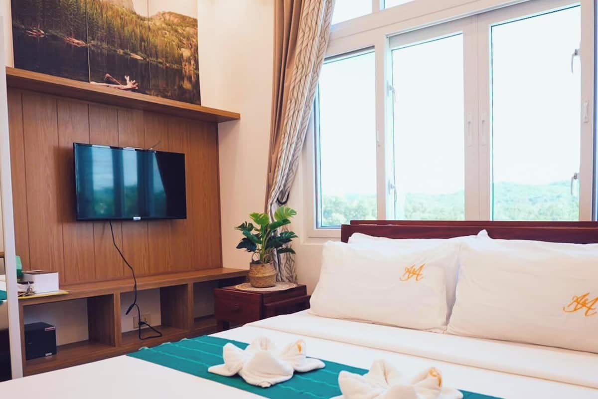 Chambre Deluxe, 1 lit double, climatisation, vue sur la montagne | DĂ©cor unique, systĂšme dâinsonorisation, accĂšs au Wi-Fi (inclus)