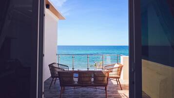 Executive Studio Suite, 1 Bedroom, Balcony, Sea View | Individually decorated, soundproofing, free WiFi, bed sheets