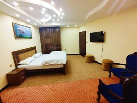 Espacio para trabajar con laptop y wifi gratis 