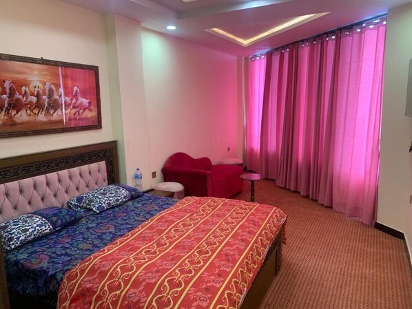 Quarto casal | Espaço de trabalho para notebook, Wi-Fi de cortesia