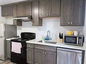 Refrigerador, microondas, horno y parrilla de estufa 