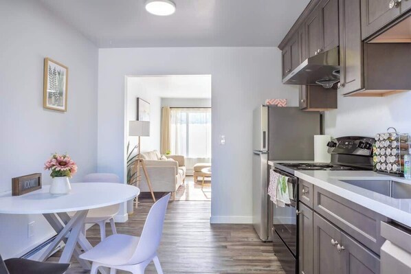 Refrigerador, microondas, horno y parrilla de estufa 