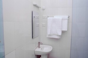 Studio | Bathroom | Shower, hair dryer, towels, shampoo