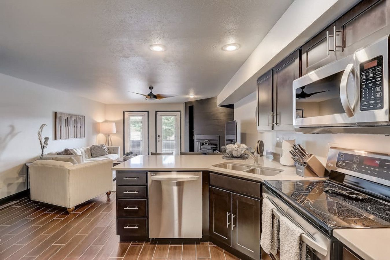 Una cocina moderna equipada con lavavajillas, estufa y microondas.