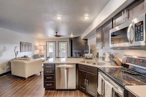 Køleskab, mikrobølgeovn, ovn, kogeplade