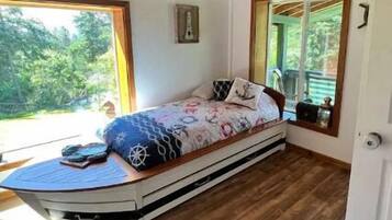 3 bedrooms, iron/ironing board, bed sheets