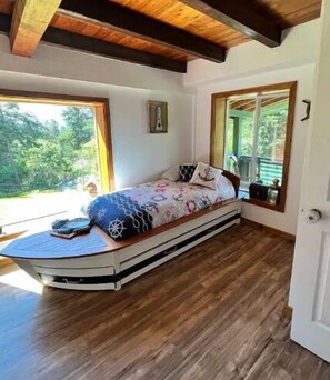 3 habitaciones, tabla de planchar con plancha y ropa de cama 
