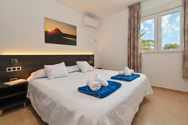 2 bedrooms, iron/ironing board, WiFi, bed sheets - Mercedes 4 pax - Javea, Costa Blanca (Javea)