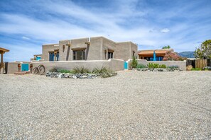 Exterior - Tranquil oasis with casita, fast WiFi, patios, hot tub & mountain views (Arroyo Seco)