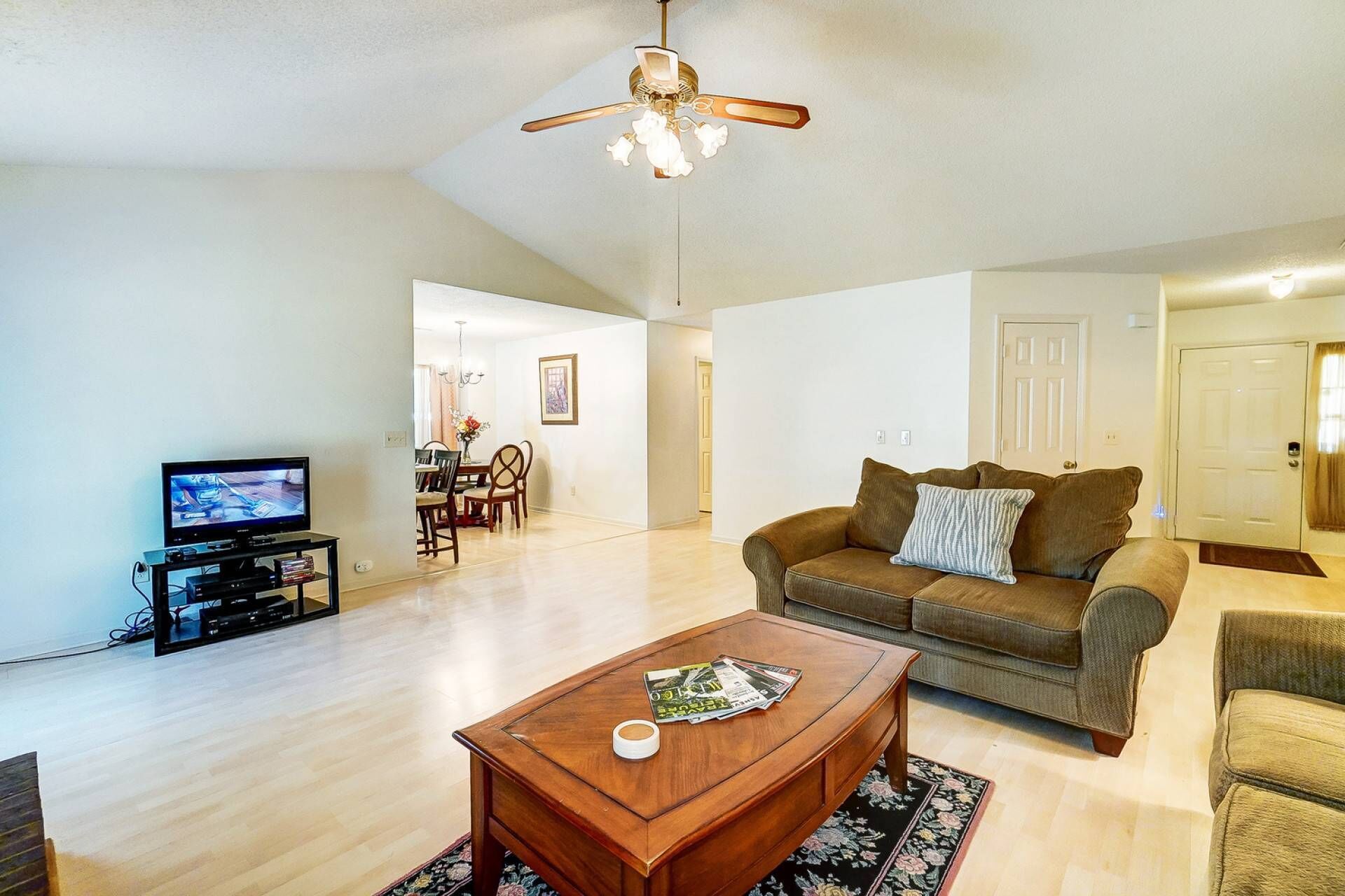 Televisión y chimenea 