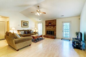 Televisión y chimenea 