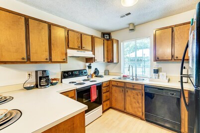 University City Villa - Near UNCC,& PNC, Large Yard, Patio, Pet Friendly! Flash Deal: Save 15% Off!