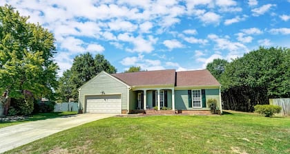 University City Villa - Near UNCC,& PNC, Large Yard, Patio, Pet Friendly! Flash Deal: Save 15% Off!