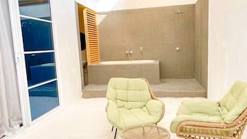 In-room safe, free WiFi, bed sheets