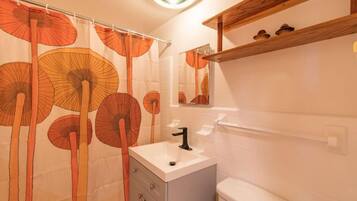 Bathtub, hair dryer, towels, shampoo