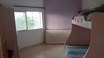 4 bedrooms, desk, iron/ironing board, free WiFi