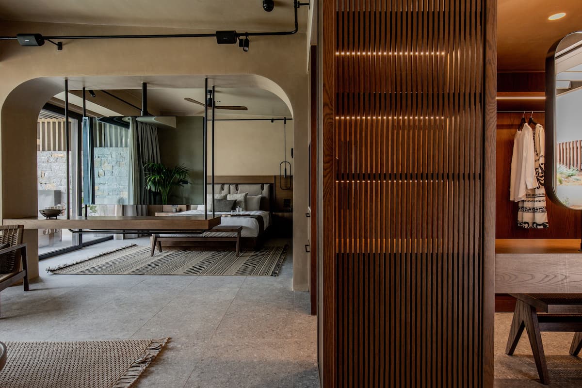 Egyptian cotton sheets, premium bedding, minibar, desk