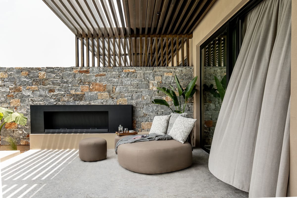 Egyptian cotton sheets, premium bedding, minibar, desk