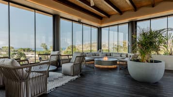 2 bars/lounges