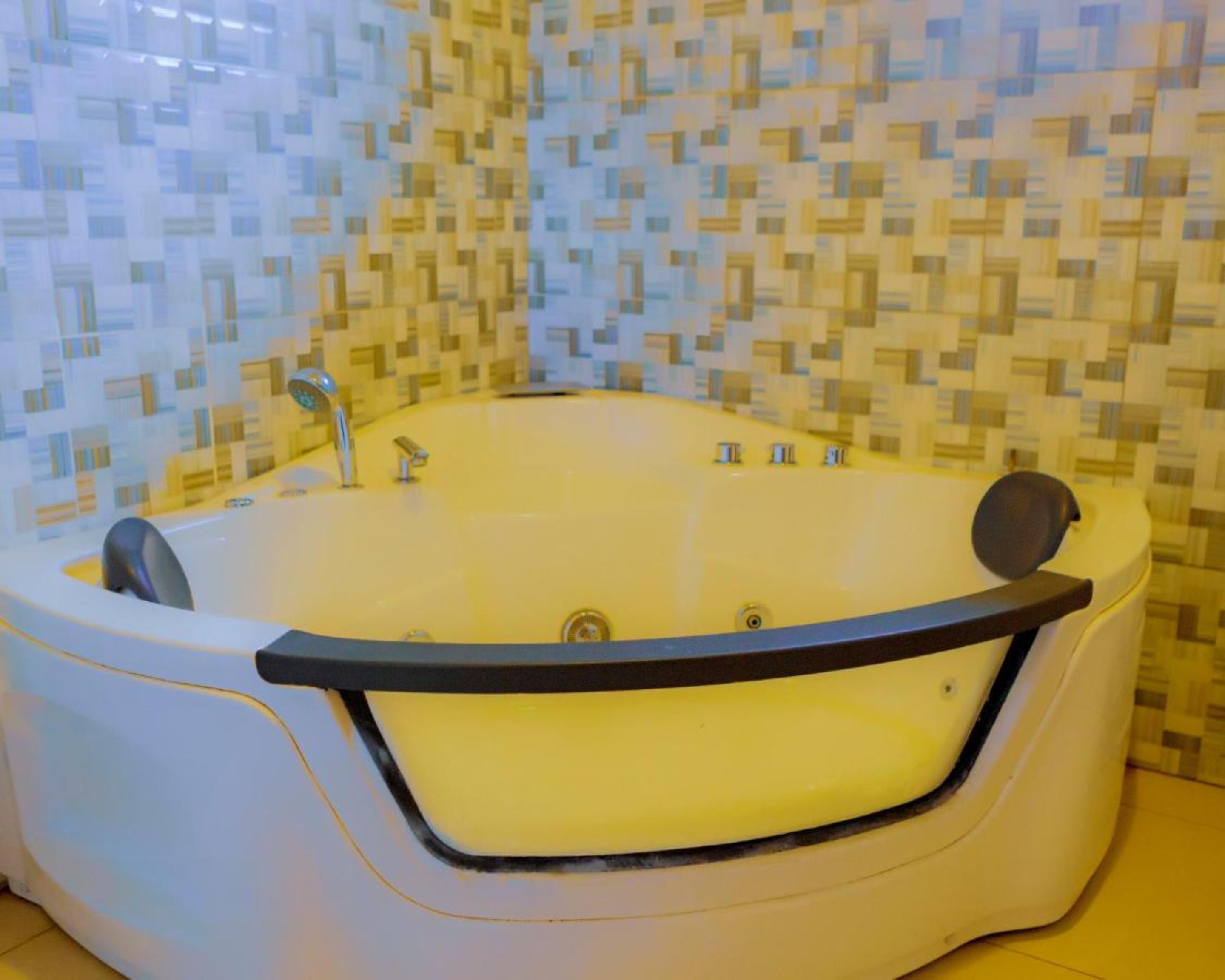 Deep-soaking bathtub