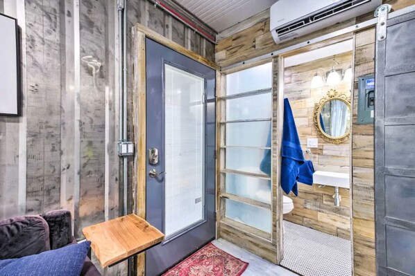 Interior - Unique Studio ~  Downtown Gainesville! Unit B (Gainesville)