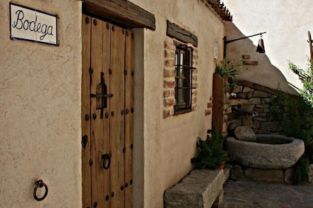 Property grounds. Callejón del Pozo